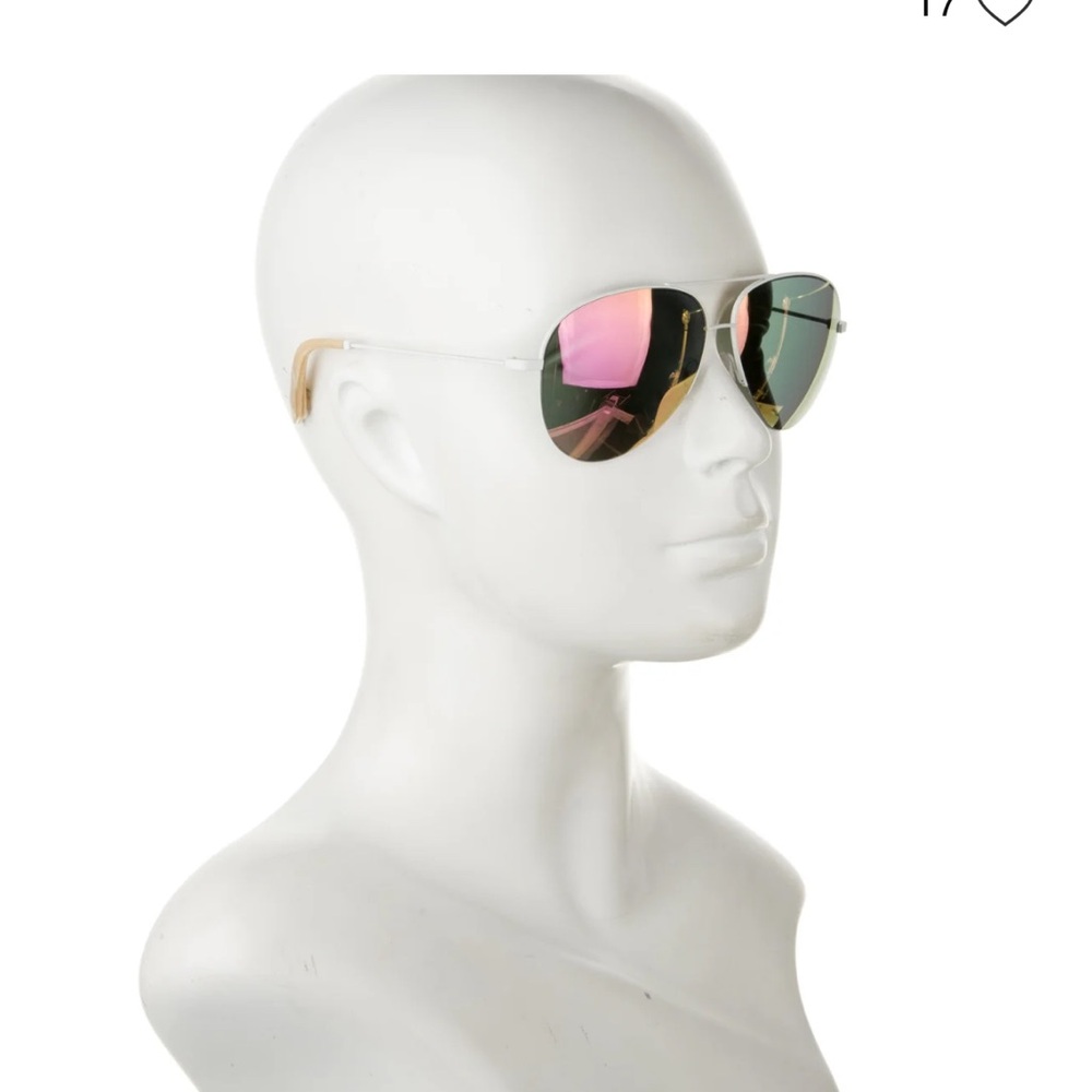 Victoria Beckham Aviator Sunglasses
White Metal
Mirrored Lenses